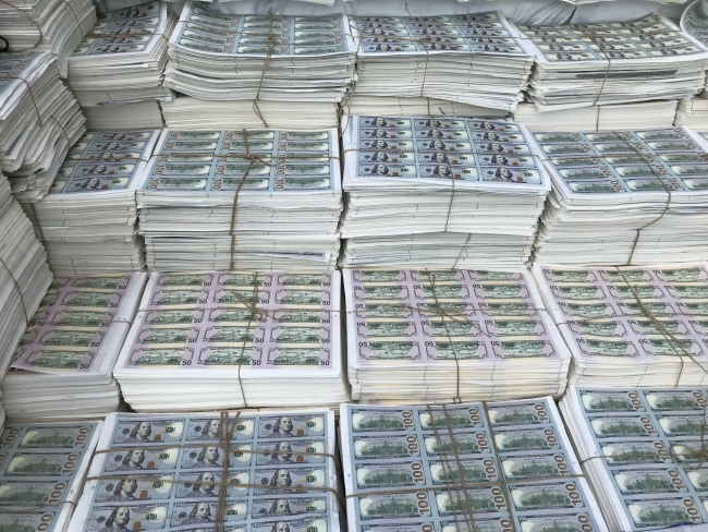 Ele geçirilen sahte dolarlar Merkez Bankası'na gönderilerek imha ediliyor. Fotoğraf: AA